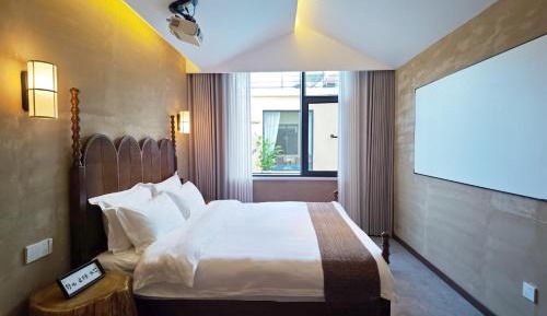 King Suite with Pool View