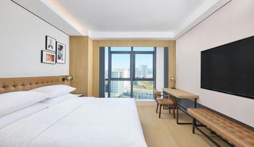 Comfortable King Room with City View