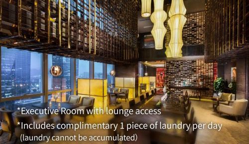 One-Bedroom Deluxe King Suite - Lounge Access