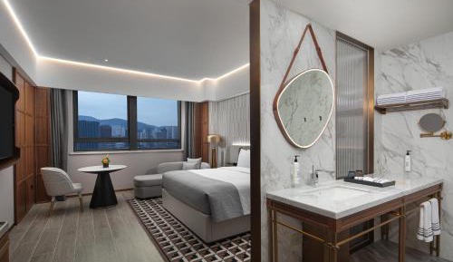Deluxe Room (2 Adults + 1 Child)