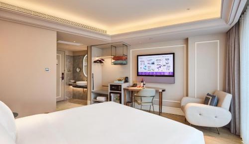 Deluxe King Room - City Side