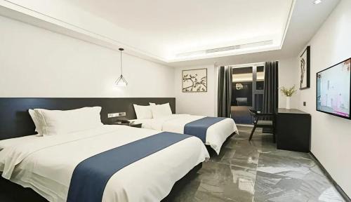 Double or Twin Room with Mountain View