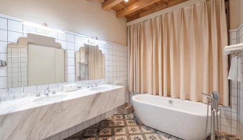 Deluxe Double Room with Bath