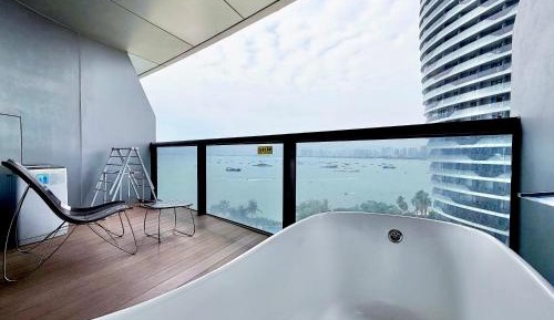 Deluxe Double Room with Side Sea View