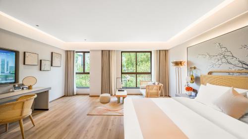 Suite with Mountain View