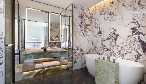 One-Bedroom King Suite with Kitchen