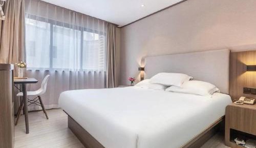 Business Queen Room