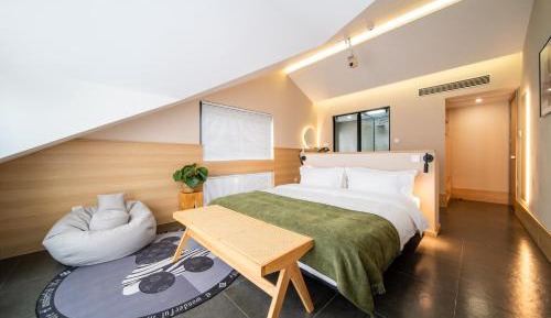 Queen Room with Garden View