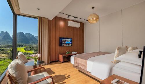 Deluxe Queen Suite
