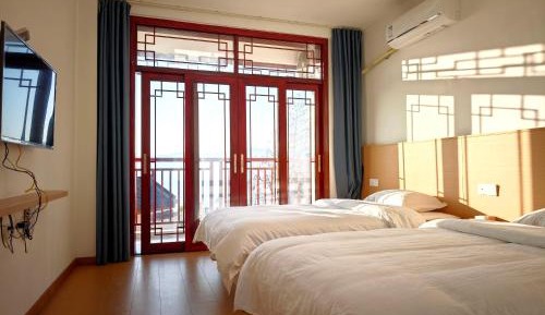 Standard Twin Room with Mountain View
