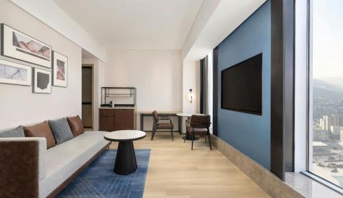 Premier King Suite with Mountain View