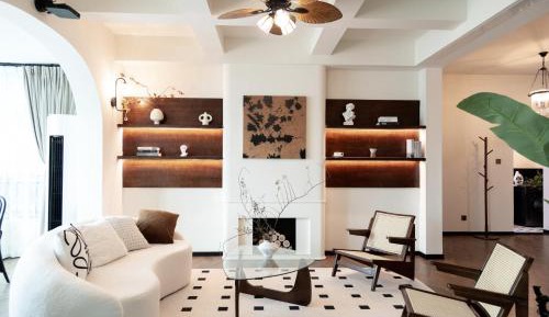 Three-Bedroom Apartment with Balcony