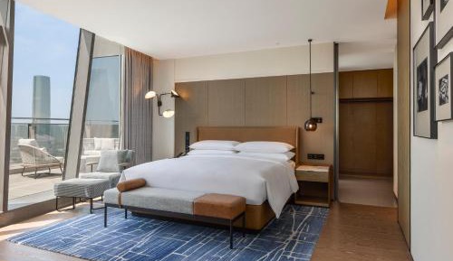 Ambassador King Suite with Club Lounge Access and Balcony