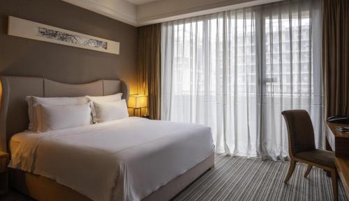 Executive King Room with Balcony and Lounge Access