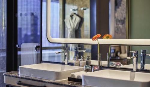 Deluxe King Suite with Lounge Access