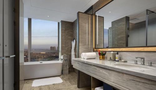 Deluxe Executive King Room with Lounge Access - High Floor