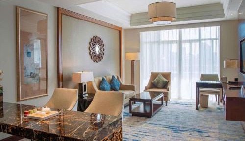 Deluxe King Suite with Sea View and Balcony