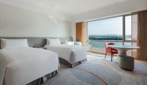 Premium Twin Room with Two Twin Beds, Lake View and High Floor