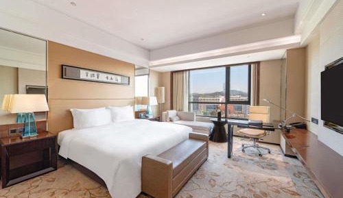 Swiss Executive King Room with Garden View - High Floor