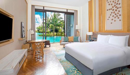Lagoon Pool  King Bed Room 
