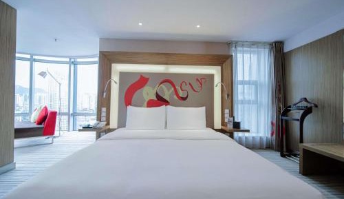Deluxe King Room with City View