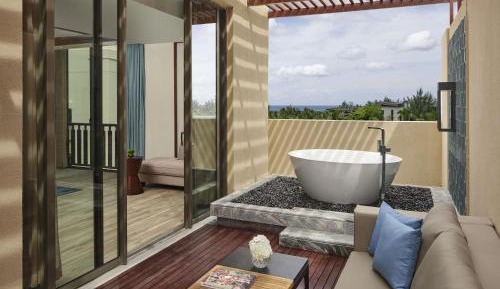 Deluxe Fairmont Suite 