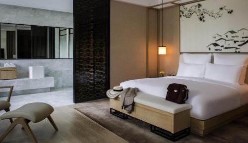 Executive Suite with One Bed and Lake View - Lounge Benefits