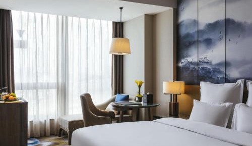 Superior King Room with City View