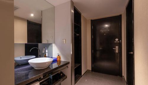 Business Queen Room