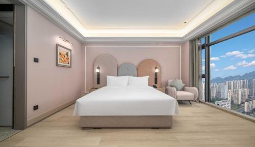 Deluxe King Room with City View
