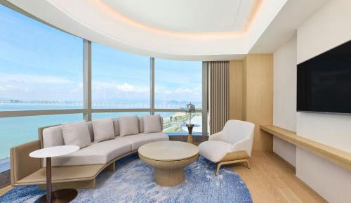 One-Bedroom Elegant King Suite with Sea View