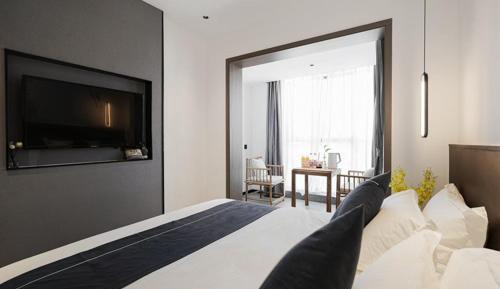 King Room with Mountain View