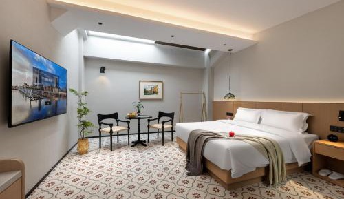 Standard Queen Room