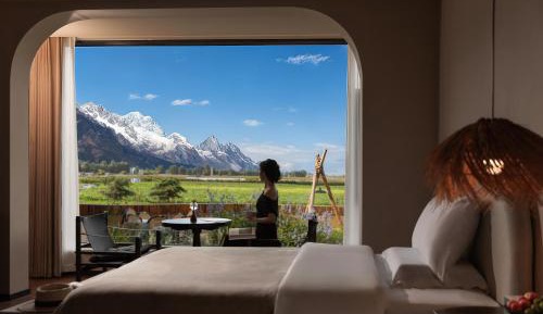 Family Room with Mountain View