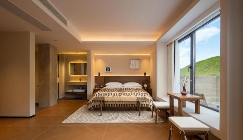 Queen Room with Balcony