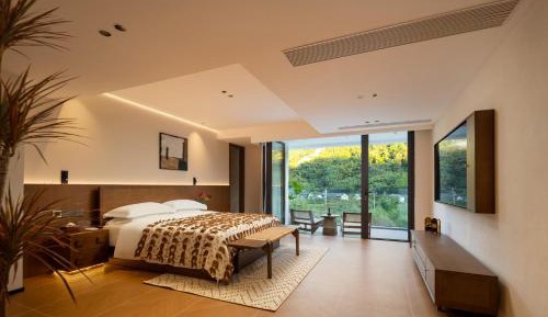 Queen Room with Balcony
