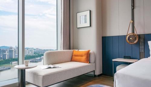 Executive Room with One King-Size Bed City View and Club Lounge Access