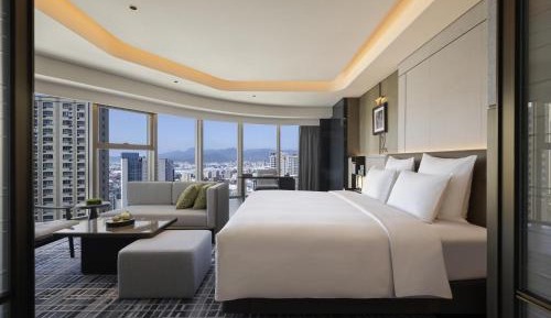 Premium King Room with City View