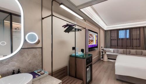 Superior King Room with One King Bed