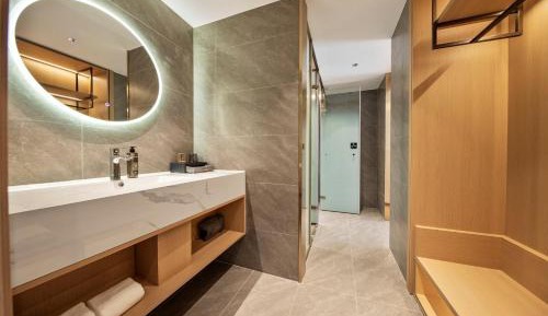 Deluxe Double Room (2 Adults + 1 Child)