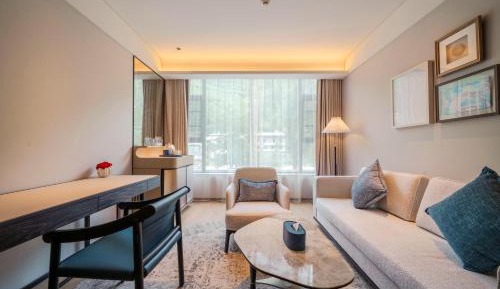 Deluxe Room (2 Adults + 1 Child)