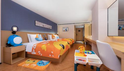 Deluxe Family Room with Little Yellow Duck Theme