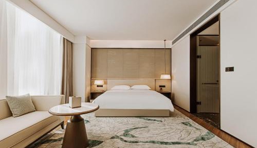 Deluxe Queen Room