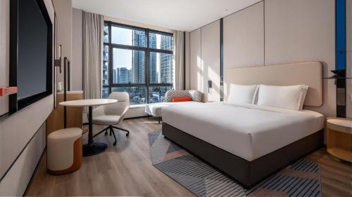 Standard King Room with City View