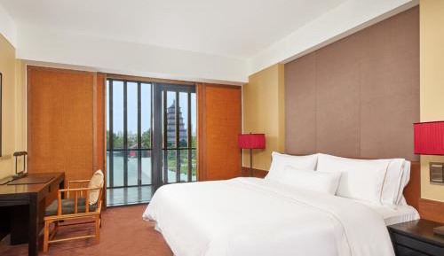 Pagoda Room, Club lounge access, Guest room, 1 King