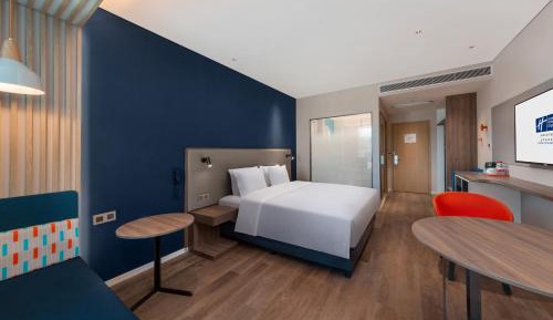 Standard King Room with City View