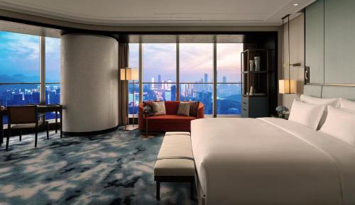 Deluxe Skyline City View King Room