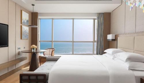 One-Bedroom Suite with Ocean View - Lounge Access