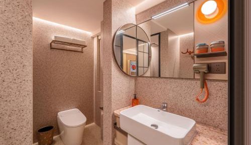 Deluxe Double Room (2 Adults + 1 Child)