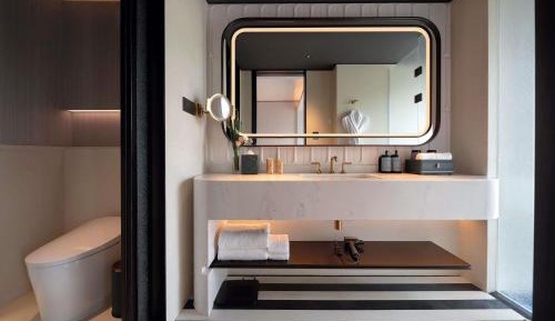 Luxury King Room with City View